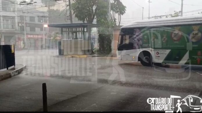Fortes chuvas colocam São Paulo e ABC Paulista em alerta e afetam trânsito e transporte neste domingo (1º)
