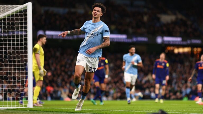 ‘Herói improvável’ decide com dois gols, City é salvo por ‘empurrão’ de Rúben Dias e vence Newcastle na Premier League