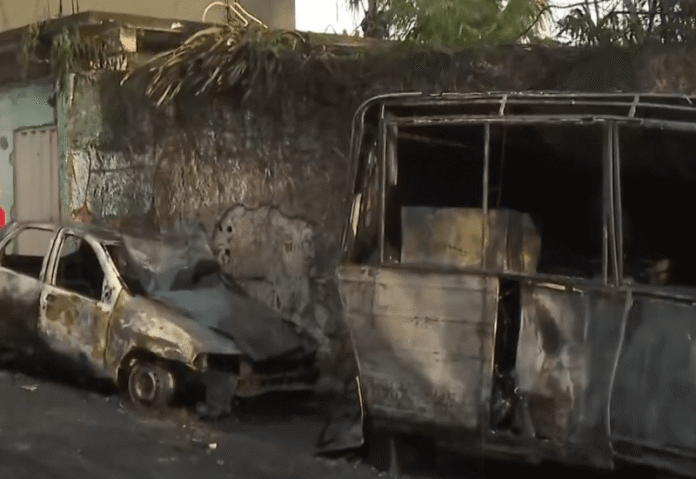 Incêndio em micro-ônibus deixa coletivo e mais quatro carros destruídos em Belo Horizonte (MG)