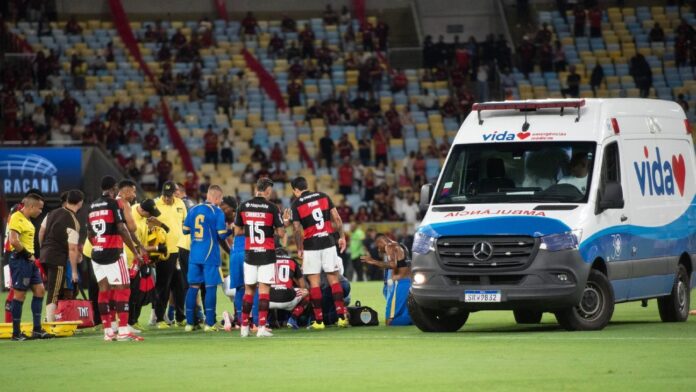 Jogador sofre convulsão em Flamengo x Sampaio Corrêa, comove colegas de time e sai do Maracanã de ambulância