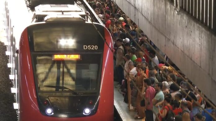 Linha 7-Rubi continua com problemas ao longo deste sábado (14) e passageiros sofrem com estações lotadas