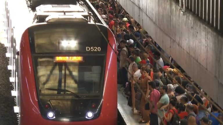 Linha 7-Rubi continua com problemas ao longo deste sábado (14) e passageiros sofrem com estações lotadas