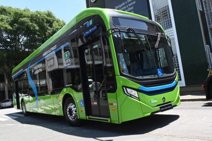 Mercedes-Benz eO500U lidera mercado de ônibus elétricos no Brasil em 2025 e avança com mais de 200 unidades em negociação