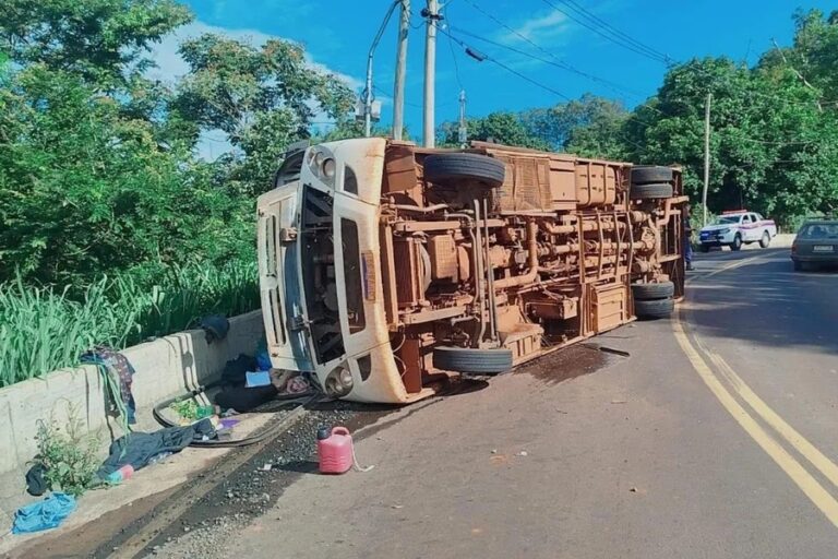 Micro-ônibus tomba na serra de São Pedro (SP) e deixa diversos feridos nesta quarta-feira (18)