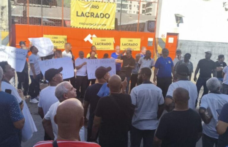 Motoristas da Real e Vila Isabel protestam por indenizações após lacração das garagens nesta segunda-feira (2)