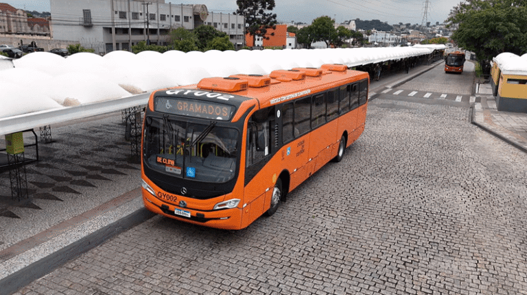 Ônibus a diesel com ar-condicionado, modelo Mascarello/Mercedes-Benz, passa por testes em Curitiba (PR)
