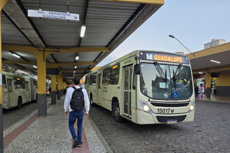 Ônibus da Região Metropolitana de Curitiba (RMC) aceitam pagamento por aproximação com cartões de crédito e débito a partir desta segunda-feira (23)