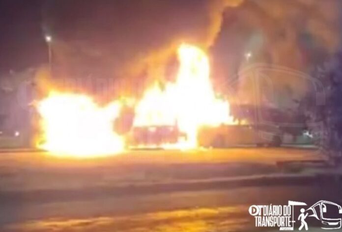 Ônibus do sistema BRT pega fogo e interdita pista da Avenida das Américas, na Barra, no Rio de Janeiro nesta segunda-feira (23)