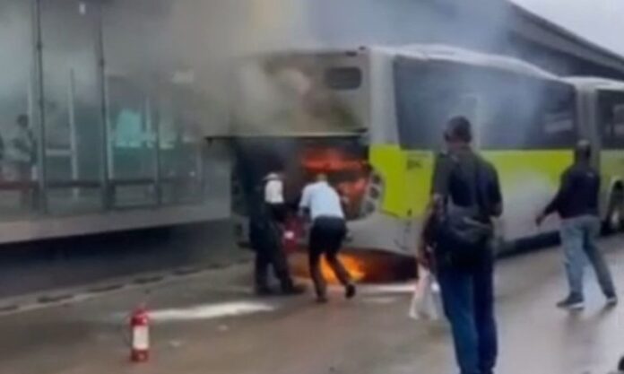 Ônibus do sistema Move pega fogo no Centro de Belo Horizonte (MG) na manhã desta quarta-feira (04)