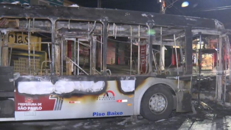 Ônibus é incendiado por criminosos e desgovernado atinge imóvel na Av. Guarapiranga, Zona Sul de São Paulo