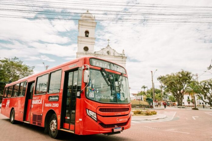 Ônibus municipais de Maricá (RJ) recebem dispositivo que funciona como botão do pânico