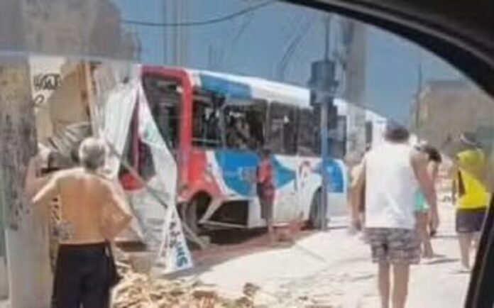 Ônibus municipal e coletivo do sistema BRT do Rio de Janeiro colidem em Madureira e deixam feridos na tarde desta terça-feira (17)