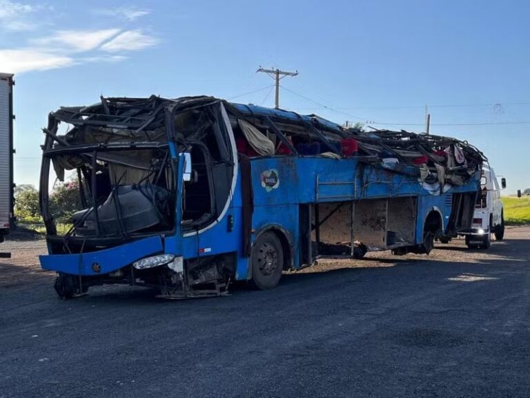 Ônibus que tombou em Marília (SP) rodava sem pneu em um dos eixos antes do acidente; motorista preso em flagrante continua internado