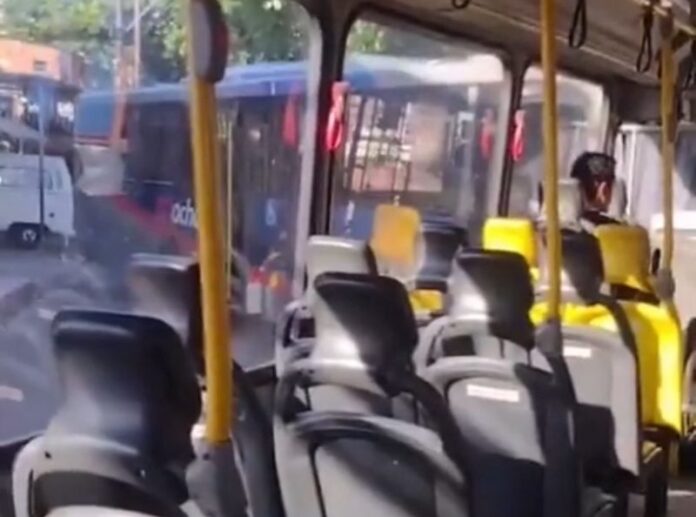 Ônibus são usados como barricadas e mais de 40 linhas têm itinerários alterados em Duque de Caxias (RJ) nesta terça-feira (3)