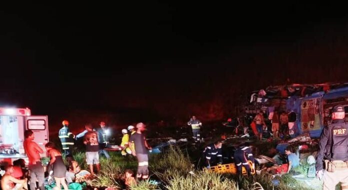 Ônibus tomba na BR-153, em Marília (SP), deixando diversas vítimas na madrugada desta segunda-feira (16)