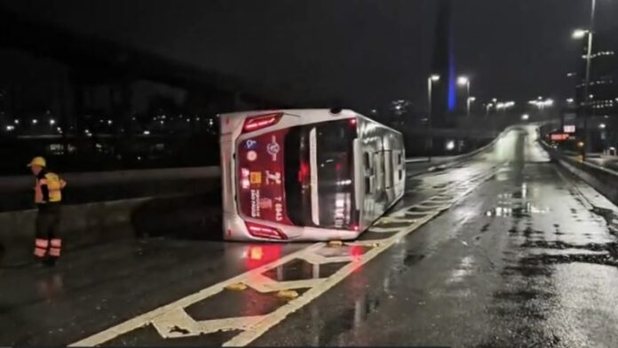Ônibus tomba na Marginal Pinheiros bloqueando via na madrugada desta quinta-feira (26)