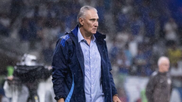 Organizada do Cruzeiro se reúne com direção e jogadores para cobrar saída de Tite; veja detalhes