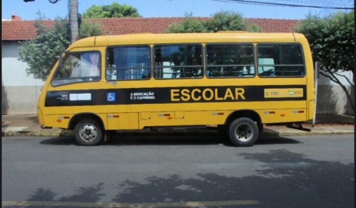 Prefeitura de Três Lagoas (MG) entrega micro-ônibus e alimentos à APAE