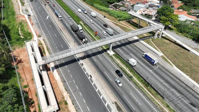 Rodovia Castello Branco tem duas obras em passarelas em curso e uma inauguração com acesso para ponto de ônibus