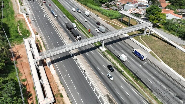 Rodovia Castello Branco tem duas obras em passarelas em curso e uma inauguração com acesso para ponto de ônibus