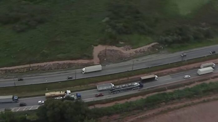 Rodovia Régis Bittencourt tem congestionamento intenso em trecho de Itapecerica da Serra (SP) na manhã desta segunda (02)