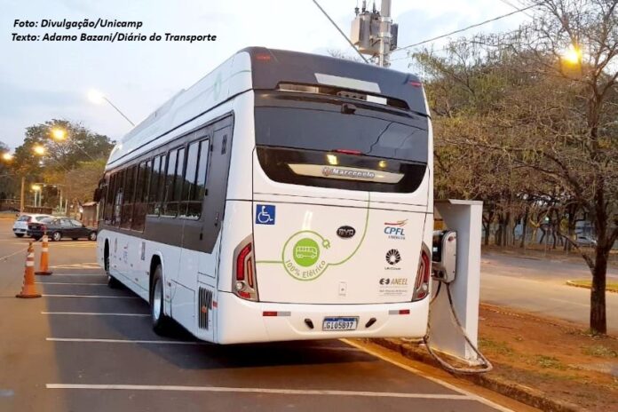 Tarcísio sanciona lei que proíbe que condomínios e edifícios comerciais impeçam instalações para recarga de veículos elétricos no Estado de São Paulo