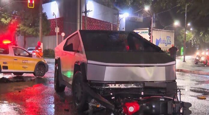 Trânsito no Túnel Max Feffer, em São Paulo (SP), é liberado após acidente entre carro elétrico e motocicleta na manhã desta quarta-feira (11)