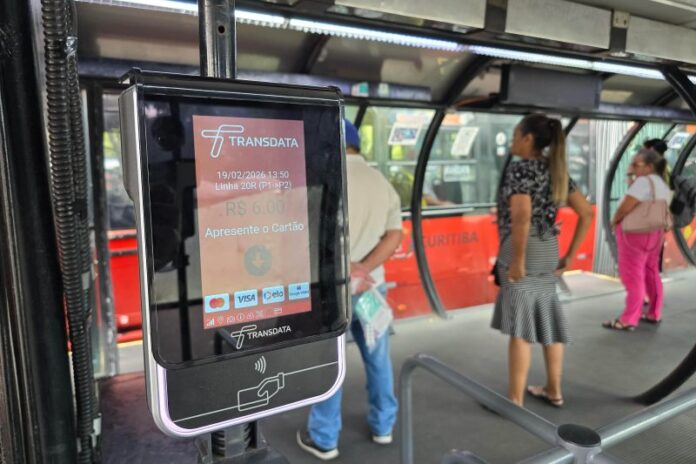 Usuários do transporte coletivo da Região Metropolitana de Curitiba (RMC) podem pagar tarifa com tecnologia por aproximação de cartões de crédito e débito