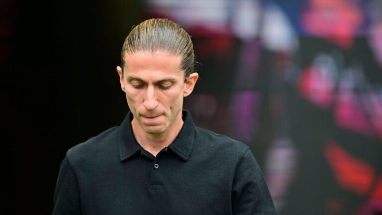 Xingamentos a Filipe Luís e ‘time sem vergonha’: torcedores do Flamengo protestam após vice na Recopa
