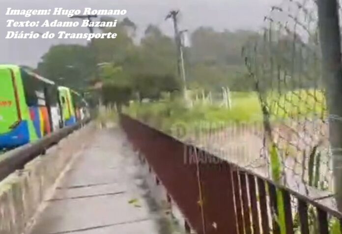 Linha 10-Turquesa foi interrompida e ônibus em São Bernardo do Campo (SP) sofrem desvios por causa de alagamentos neste domingo (08)