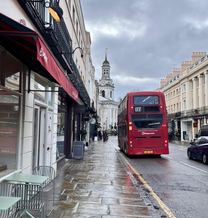 Em Londres, você pode pegar quantos ônibus e metrôs quiser — e pagar no máximo um teto diário