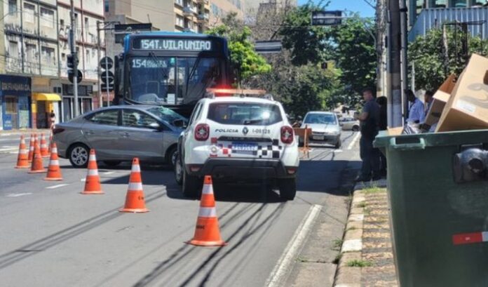 Acidente entre ônibus e carro deixa feridos em avenida de Campinas (SP) neste sábado (14)