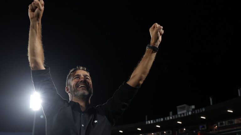 Artur Jorge resolve trâmites com Cruzeiro, assina contrato até 2027 e já tem previsão de chegada ao Brasil