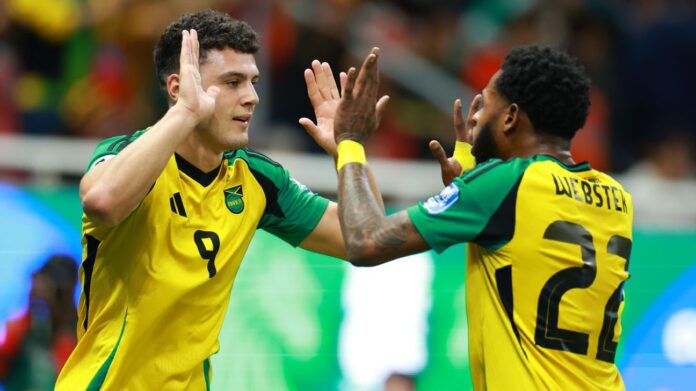 Atacante do Wrexham decide, Jamaica despacha a Nova Caledônia e disputará 'final' contra RD Congo por vaga na Copa do Mundo
