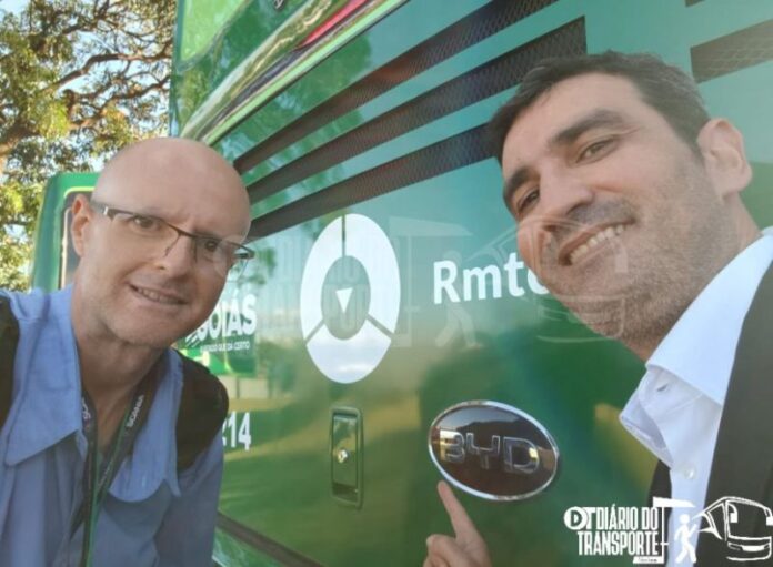 BYD entrega mais cinco ônibus articulados elétricos para o sistema metropolitano de Goiânia
