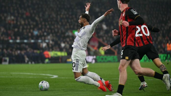 Bournemouth e Manchester United empatam em noite de pênaltis, polêmica e duelo Rayan x Matheus Cunha