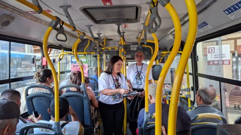 Campanha leva conscientização sobre autismo aos ônibus de Teresópolis (RJ)