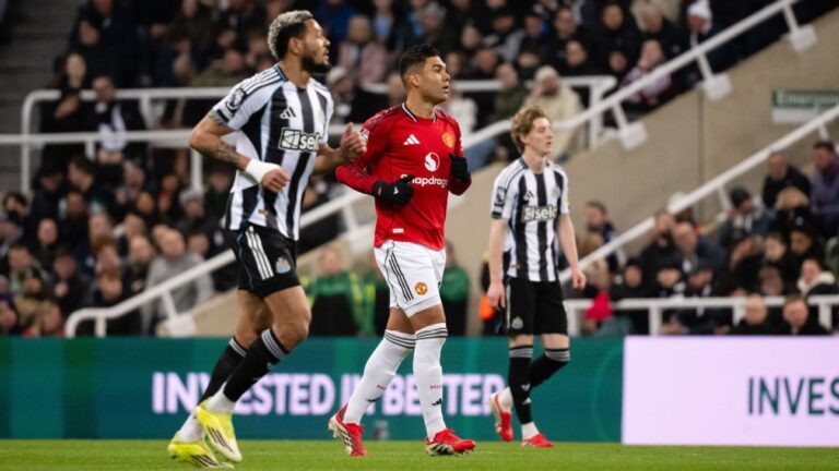 Casemiro marca, mas United leva golaço ‘no apagar das luzes’ do Newcastle e vê Carrick perder invencibilidade