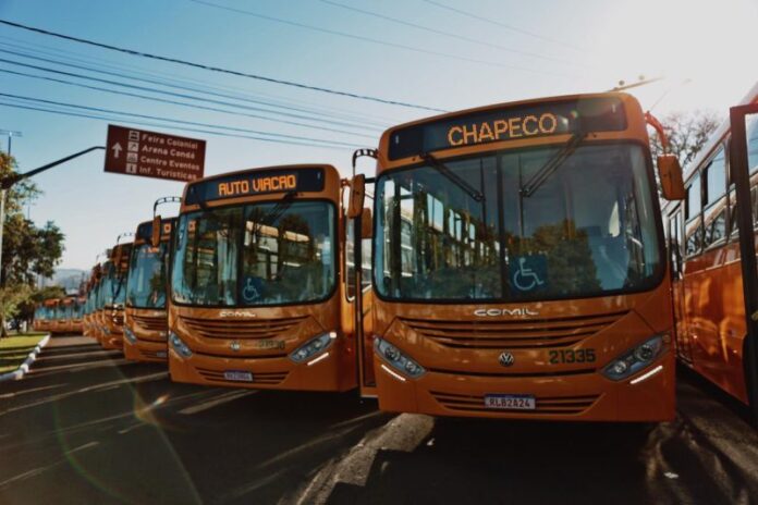 Chapecó (SC) amplia instalação de abrigos de ônibus e já supera 100 unidades entregues