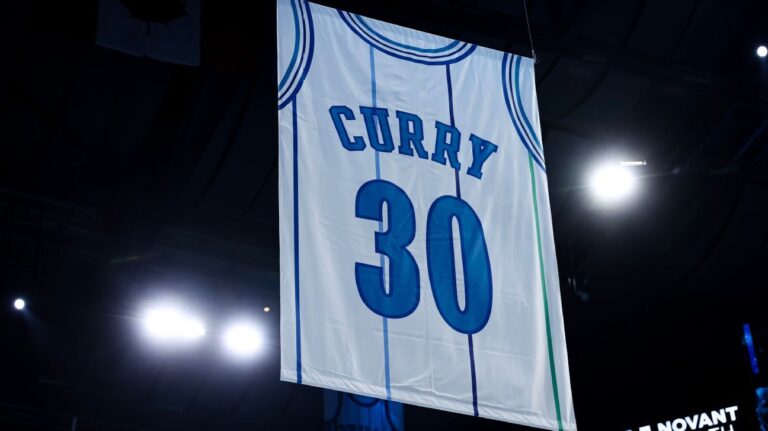 Charlotte Hornets aposenta camisa 30 de Dell Curry, pai de Steph e Seth