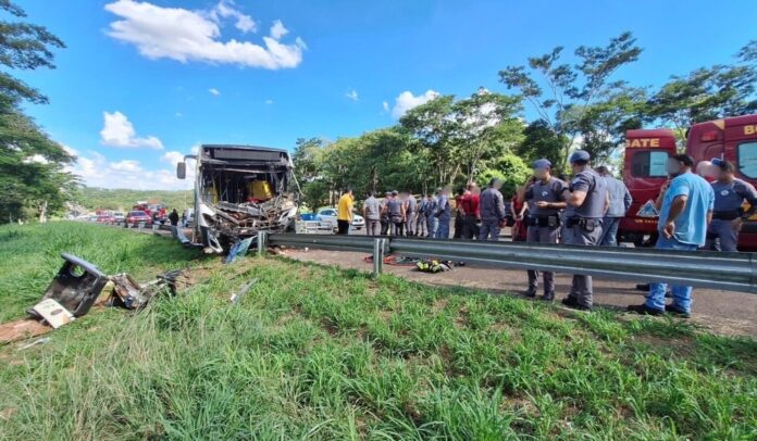 Colisão entre ônibus e caminhão deixa feridos na Rodovia Raposo Tavares, no interior de São Paulo, na tarde desta segunda-feira (16)