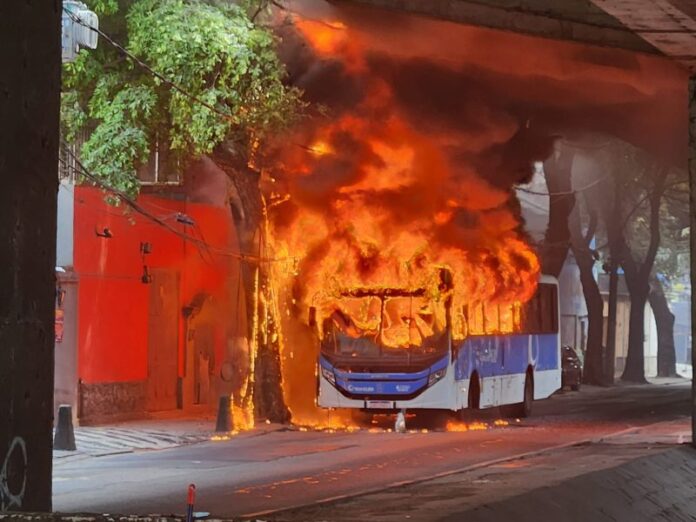 Criminosos incendeiam ônibus do transporte público e utilizam outros sete coletivos como barricadas no Centro do Rio de Janeiro nesta quarta-feira (18)