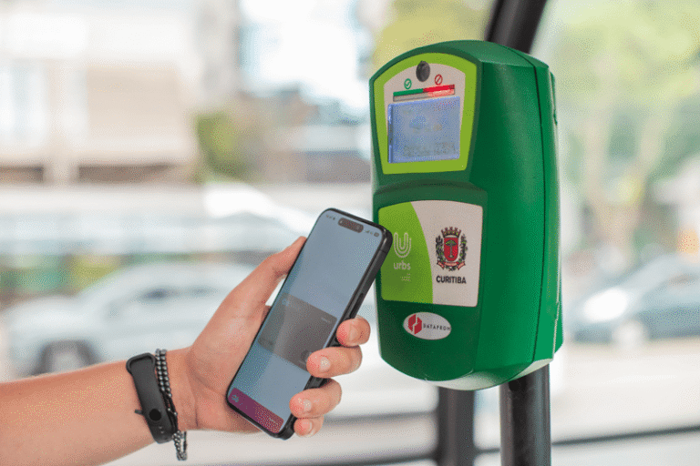 Curitiba (PR) reativa pagamento por aproximação no transporte coletivo a partir deste domingo (1°)