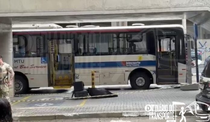 Denúncia de bomba em ônibus mobiliza forças de segurança no Terminal Tatuapé, na Zona Leste de São Paulo nesta sexta-feira (6)