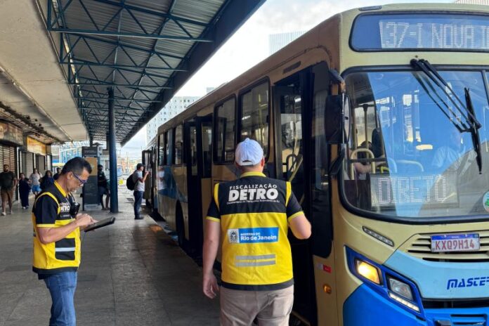 Detro-RJ recolhe quatro veículos irregulares durante ação no Terminal Shopping Center de Duque de Caxias