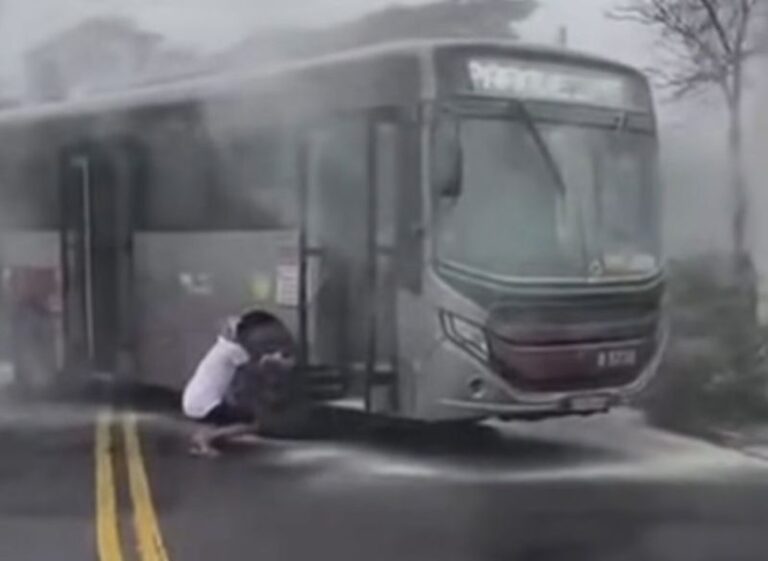 Dois ônibus municipais da Auto Bless são vandalizados durante protesto no Campo Limpo, Zona Sul de São Paulo (SP), na tarde desta terça-feira (10)