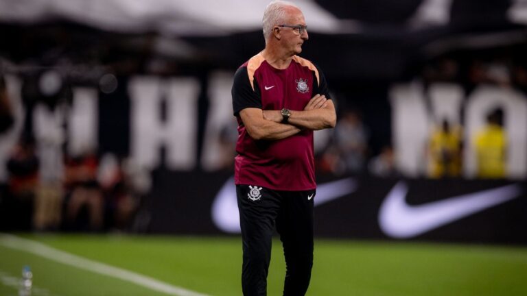 Dorival surpreende e explica por que preferia que Evertton Araújo não tivesse sido expulso em Corinthians x Flamengo