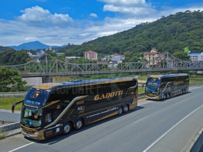 Gadotti amplia frota com mais ônibus de dois andares Comil/Volvo com bagageiros ampliados