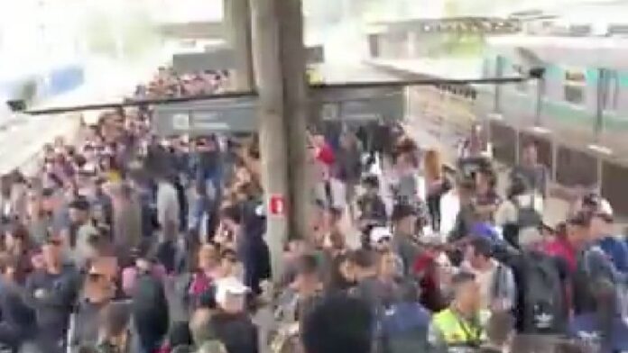 Homem é baleado dentro de trem da linha 8-Diamante na manhã desta segunda-feira (09)