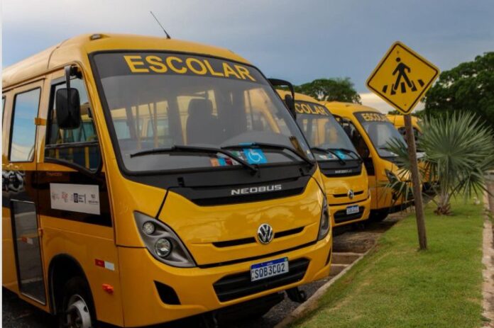 Jaciara (MT) amplia frota escolar com três novos micro-ônibus
